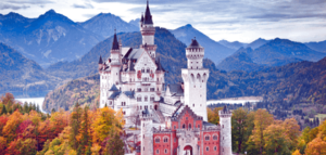 Panoramablick auf bekannte Sehenswürdigkeiten in Deutschland, darunter Schloss Neuschwanstein.